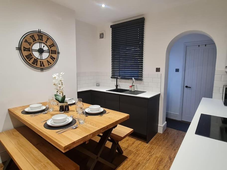 Centrally Located To The City Of Lincoln Exterior photo